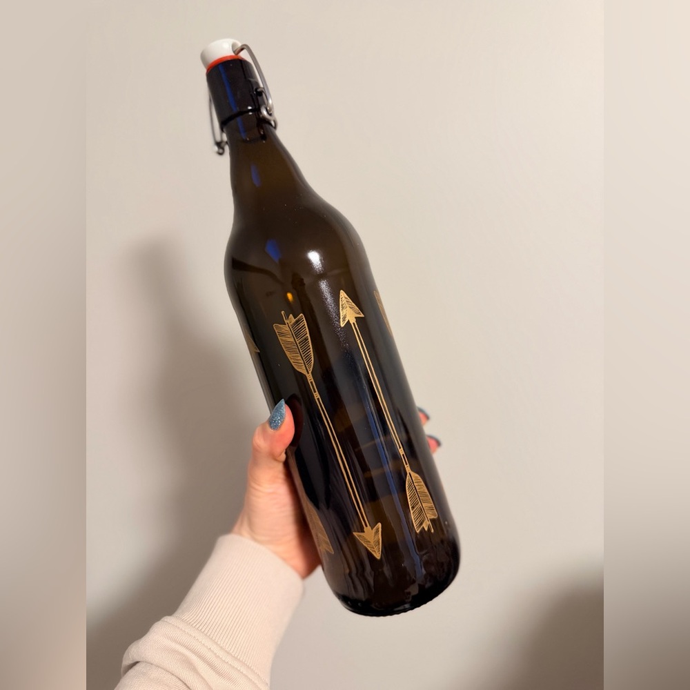 Brassneck Growler 1L Glass Bottle with Gold Arrow Design